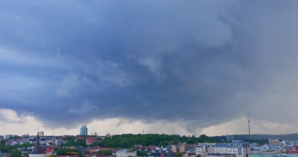 城市上空乌云密布 立陶宛维尔纽斯市上空的超级细胞风暴 气候变化概念 — 图库视频影像