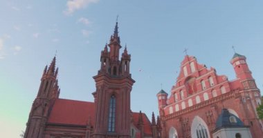 29 Mayıs 2022, Vilnius, Litvanya. Aziz Anne Katolik Kilisesi ve Aziz Francis Kilisesi ve St. Bernard Eski Kasabası Yazın Güneşli Günü. UNESCO Dünya Mirası.