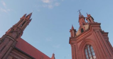 29 Mayıs 2022, Vilnius, Litvanya. Aziz Anne Katolik Kilisesi ve Aziz Francis Kilisesi ve St. Bernard Eski Kasabası Yazın Güneşli Günü. UNESCO Dünya Mirası.