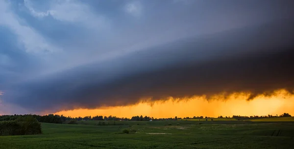 Nube Tormenta Luz Del Atardecer Nube Estante Con Luz Dramática —  Fotos de Stock