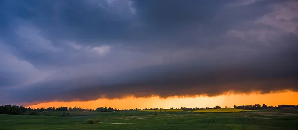 Chmura Burzowa Świetle Zachodu Słońca Chmura Półki Dramatycznym Światłem Koncepcja — Zdjęcie stockowe