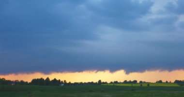 Tarlaların üzerinde fırtına bulutları. Ufuk boyunca uzun raf bulutu, 4k video