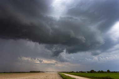 Sahada fırtına bulutları, aşırı hava, Avrupa ve Litvanya 'da tehlikeli fırtına