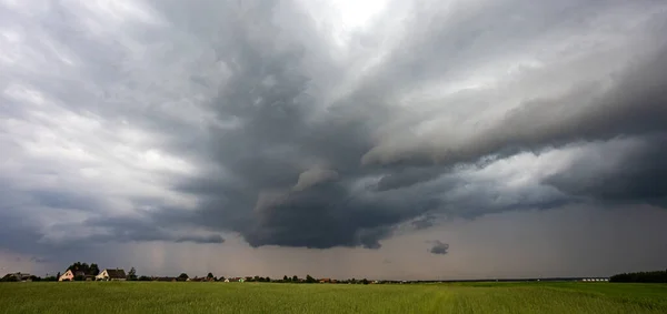 Σύννεφα Καταιγίδας Πάνω Από Πεδίο Ακραίες Καιρικές Συνθήκες Επικίνδυνη Καταιγίδα — Φωτογραφία Αρχείου