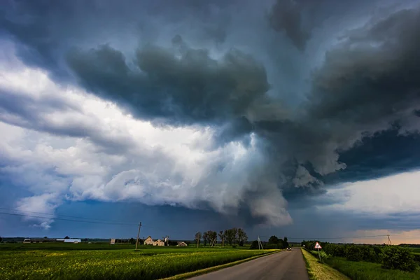 Chmury Burzowe Nad Polem Superkomórka Tornadowa Ekstremalna Pogoda Niebezpieczna Burza — Zdjęcie stockowe