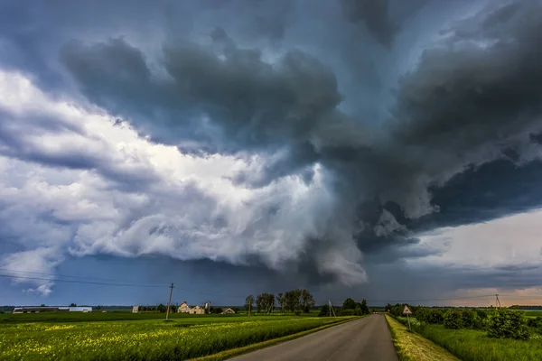 Awan Badai Atas Lapangan Tornado Supercell Cuaca Ekstrim Badai Berbahaya — Stok Foto