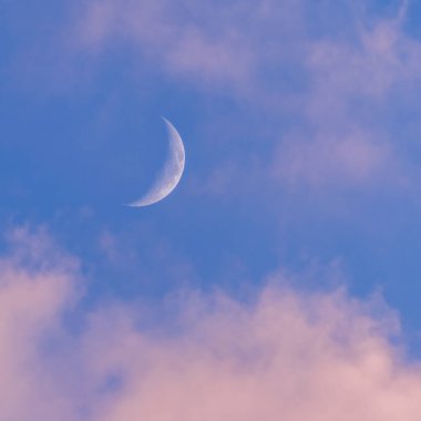 Günbatımı gökyüzü, büyük hilal ayı, akşam gökyüzü arkaplan manzarası