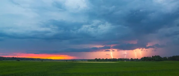 Landschaft Mit Blitz Bei Sonnenuntergang Panorama — Stockfoto