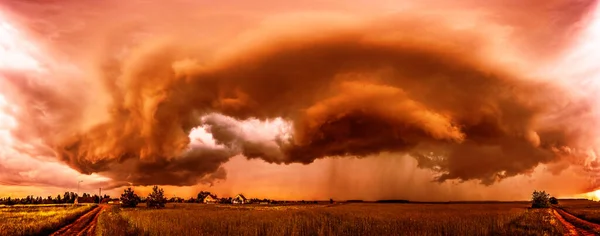 Gefährlicher Sturm Klimaschutzkonzept Rote Gewitterwolken Hitzeschutzkonzept — Stockfoto