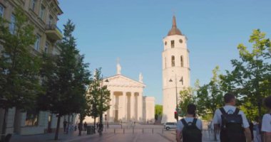 25 Haziran 2022: Vilnius Katedral Bazilikası Sokaklarda yürüyen turistler, 4k video