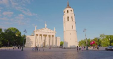 25 Haziran 2022: Vilnius Katedral Bazilikası Sokaklarda yürüyen turistler, 4k video
