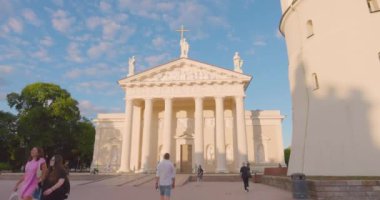 25 Haziran 2022: Vilnius Katedral Bazilikası Sokaklarda yürüyen turistler, 4k video