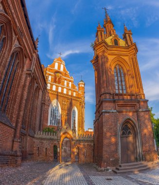 Vilnius, Litvanya. Aziz Anne Katolik Kilisesi ve Aziz Francis Kilisesi ve St. Bernard Eski Kasabası Yazın Güneşli Günü. UNESCO Dünya Mirası.