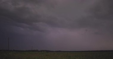 Yavaş çekim yıldırım çarpması, fırtına konsepti, 120 fps.