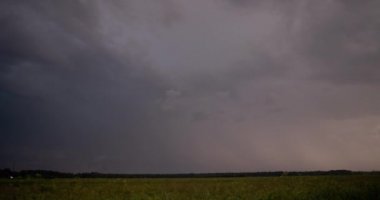 Yavaş çekim yıldırım çarpması, fırtına konsepti, 120 fps.