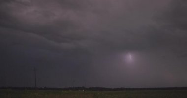 Yavaş çekim yıldırım çarpması, fırtına konsepti, 120 fps.