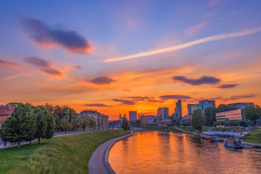 Vilnius, Litvanya, Avrupa manzarası. Günbatımı Şehir Manzarası. Neris nehri manzarası, akşam manzarası