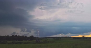 Yavaş çekim yıldırım çarpması, fırtına konsepti, 120 fps.
