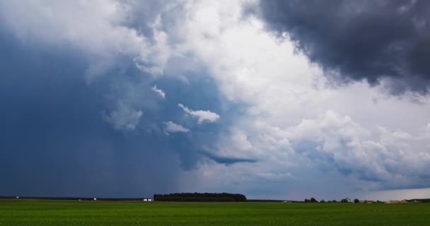 Σύννεφα Καταιγίδας Πάνω Από Πεδίο Φως Υετού Supercell Ακραίες Καιρικές — Αρχείο Βίντεο