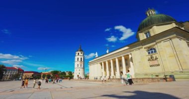 Vilnius 'taki Katedral Bazilikası ile şehir merkezinde, yazın Litvanya' da, Katedral Meydanı 'nda insanlar, 4k sürgülü zaman çizelgesi