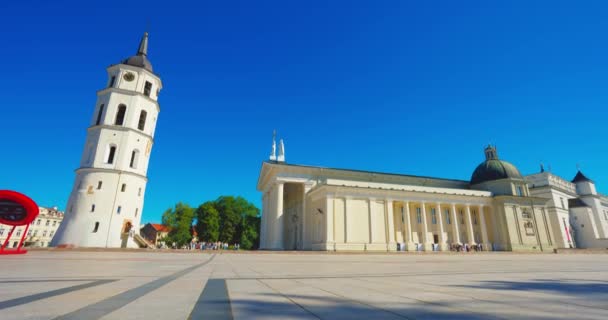Centrum Města Vilniusu Katedrálou Bazilika Litva Létě Lidé Katedrále Náměstí — Stock video