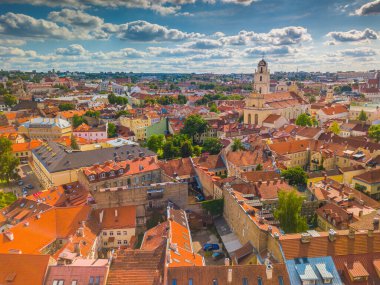 Sunny Aerial Vilnius Eski Şehir hava manzaralı. Vilnius 'un kırmızı çatıları kuş bakışı Vilnius, Litvanya' nın başkenti.
