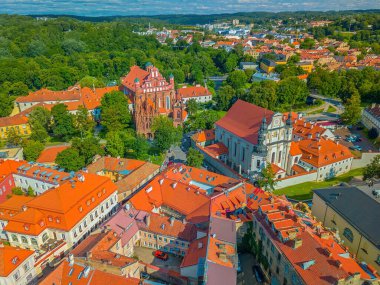 Sunny Aerial Vilnius Eski Şehir hava manzaralı. Vilnius 'un kırmızı çatıları kuş bakışı Vilnius, Litvanya' nın başkenti.