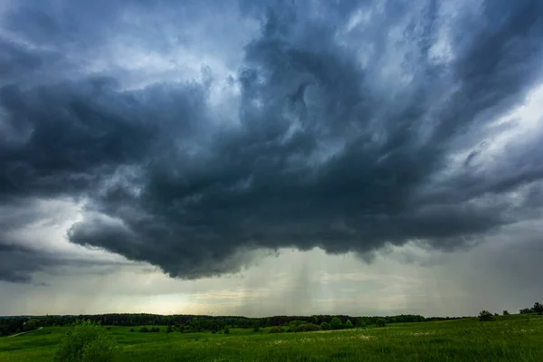 Gewitterwolken Über Dem Feld Sturmzelle Extremwetter Gefährlicher Sturm Gefährlicher Sturm — Stockfoto