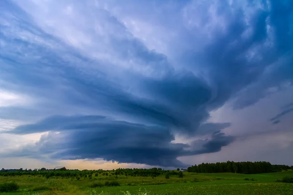 フィールド上の嵐の雲 嵐のセル 極端な天気 危険な嵐 ヨーロッパ リトアニアの危険な嵐 — ストック写真