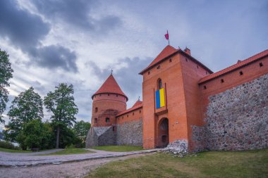 Gölün ortasındaki adada bulunan Trakai Kalesi, Litvanya