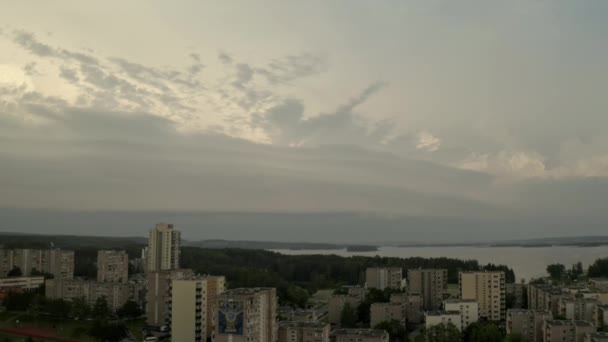 在城市上空移动的陆架云 关于风暴陆架云的空中视频 立陶宛 气候变化概念 4K视频 — 图库视频影像