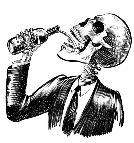Человеческий Скелет Пьет Бутылку Пива — стоковое фото