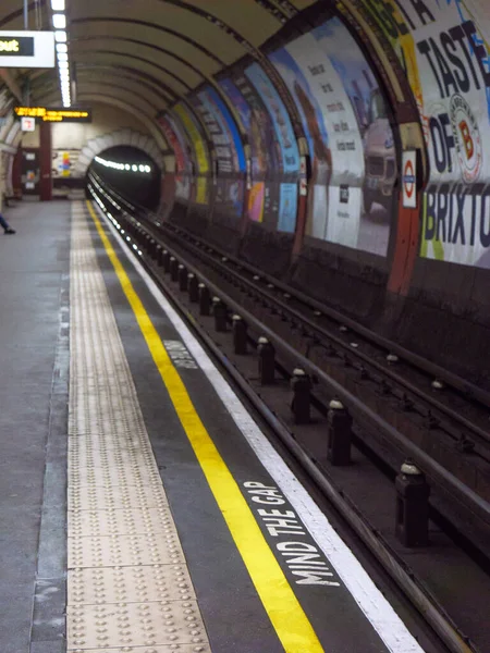 Londýn Velká Británie Pozor Mezeru Londýnském Undergroundu Royalty Free Stock Fotografie