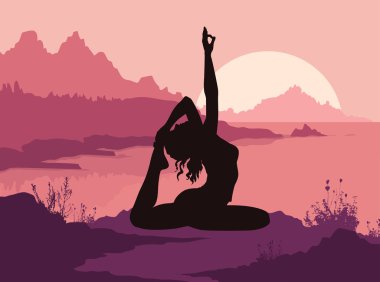 dağlarda yoga yaparken kadın silüeti