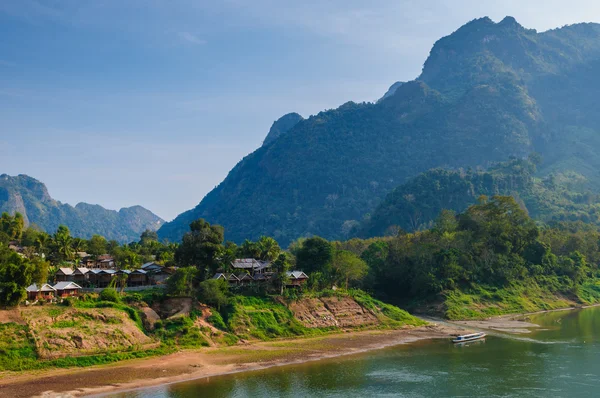 Río Nong Khiaw, al norte de Laos — Foto de Stock