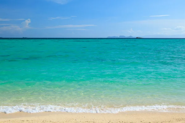 Praia e mar azul — Fotografia de Stock