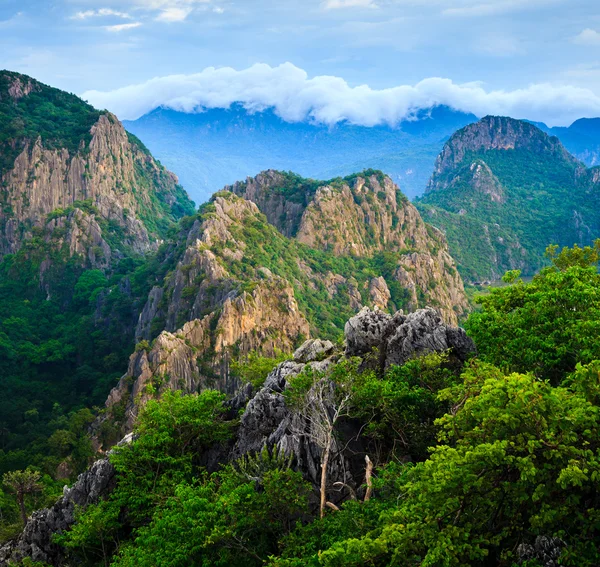 Vrchol hory při východu slunce, khao dang, sam roi yod národní park, th — Stock fotografie