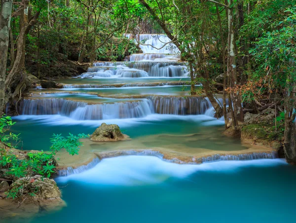 Diepe woud waterval in kanchanaburi, thailand Stockafbeelding