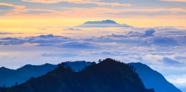 Berg woede bij zonsopgang, Oost-java, Indonesië — Stockfoto