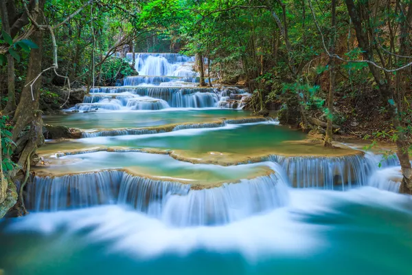 Diepe woud waterval in kanchanaburi, thailand Stockfoto