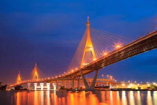 Bhumibol Mega Bridge (anello industriale Mega Bridge) di notte, divieto — Foto Stock