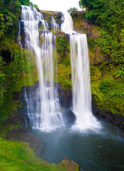 Tad Yueang Waterfall in southern Laos — Stock Photo, Image