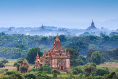 Gün doğumunda Bagan Tapınakları, Bagan, Myanmar