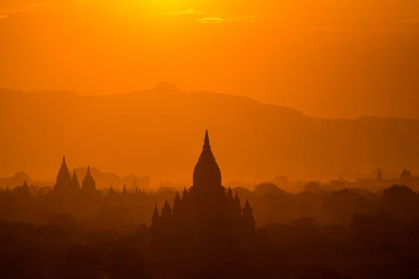 De tempels van bagan bij zonsondergang, bagan, myanmar — Stockfoto