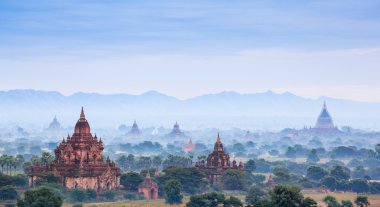 Gün doğumunda Bagan Tapınakları, Bagan, Myanmar