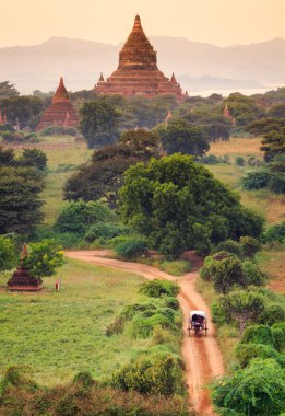 Gün doğumunda Bagan Tapınakları, Bagan, Myanmar