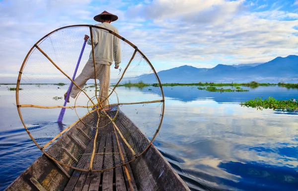 Pescadores en el lago Inle al amanecer, estado de Shan, Myanmar —  Fotos de Stock