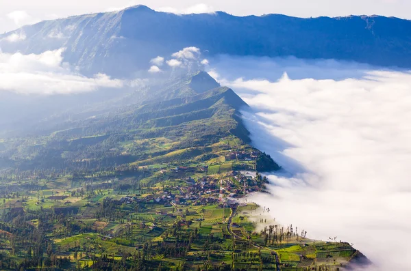 Pueblo y acantilado en el volcán Bromo en Tengger Semeru, Java, Indo — Foto de Stock