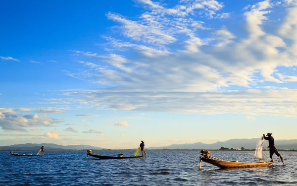 Pescadores en el lago Inle al atardecer, estado de Shan, Myanmar —  Fotos de Stock