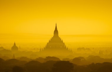 Gün doğumunda Bagan Tapınakları, Bagan, Myanmar